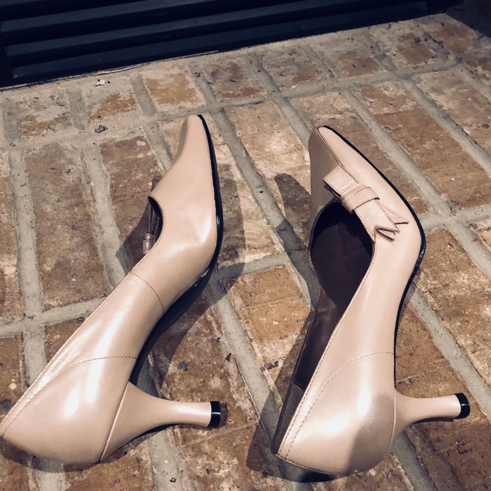 Liz Claiborne Vintage off white bow heels